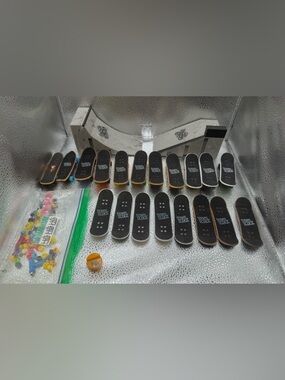 Tech Deck Lot, 19 Boards, Accessories, And 2 Ramps As Seen In Photos